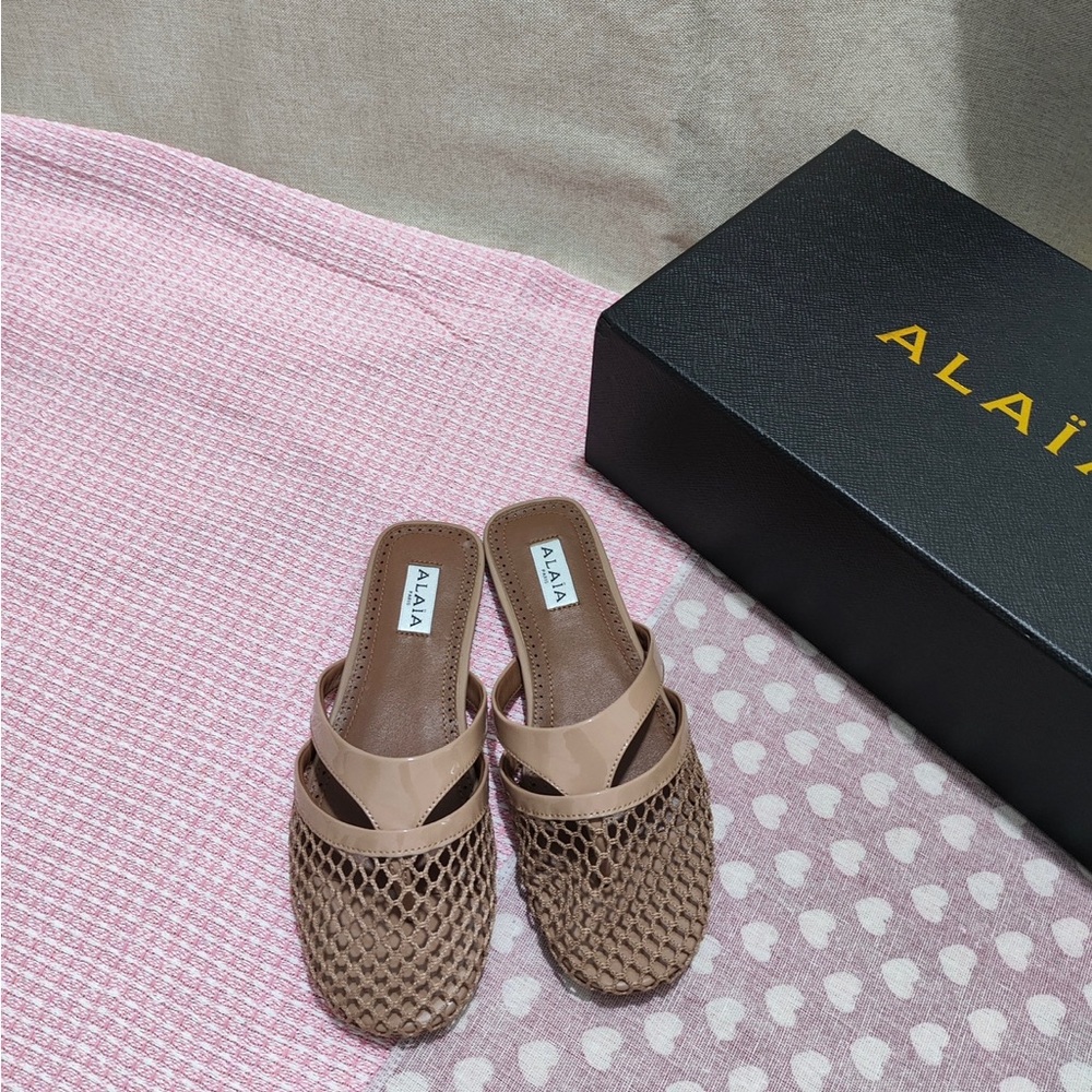 Alaia Tan Woven Patent-Trim Slide Mules - Picture 3 of 8